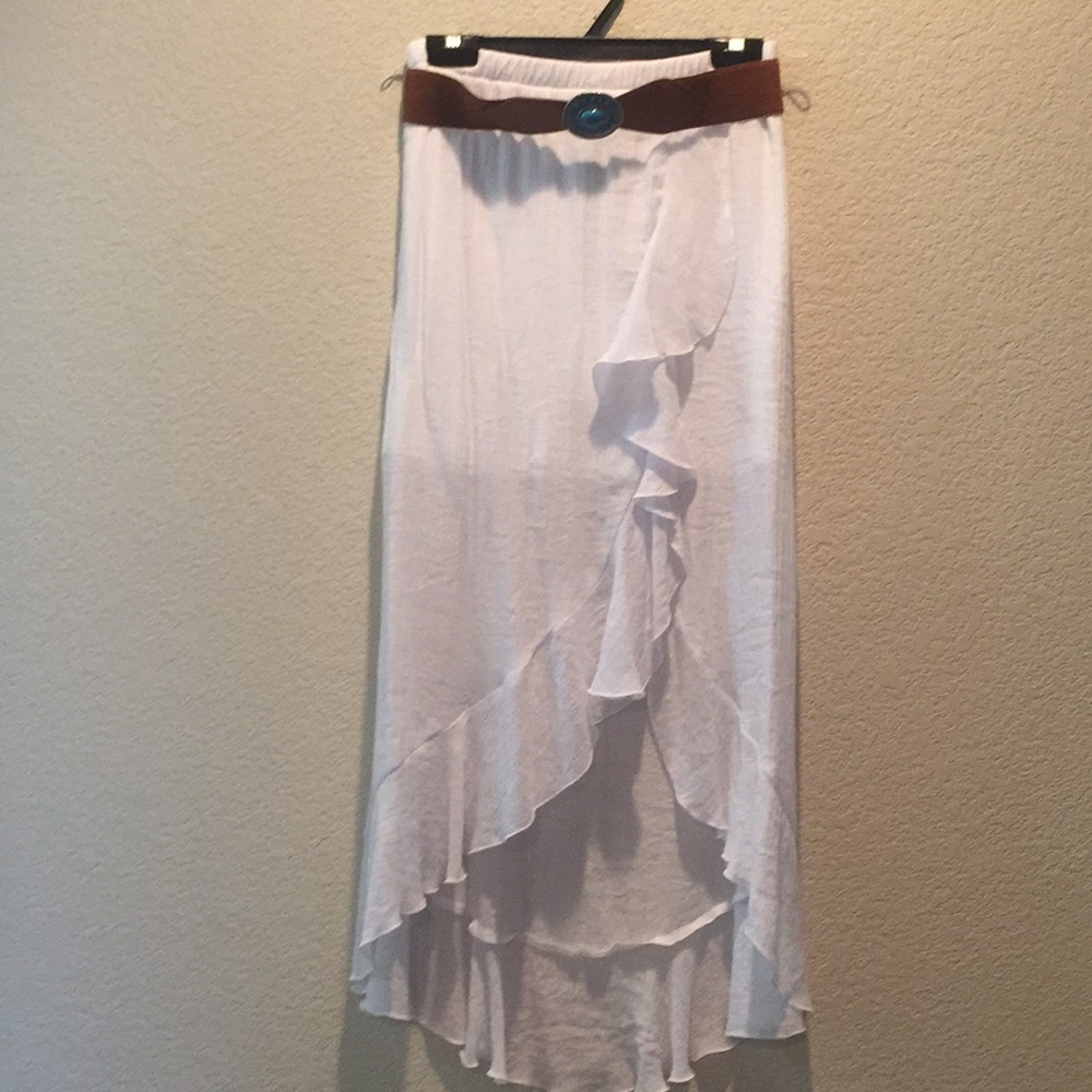 Pretty, high-low summer skirt with belt